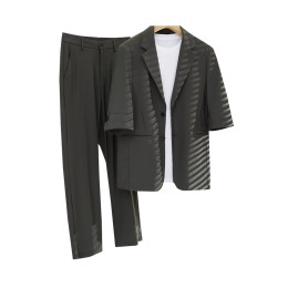 設計男士七分袖西裝套裝     訂製泡泡紗夏季薄款寬鬆西裝     輕奢墜感休閒西服    67%聚酯纖維29%粘纖4%氨綸   透氣   柔軟    SKMS107 設計男士七分袖西裝套裝     訂製泡泡紗夏季薄款寬鬆西裝     輕奢墜感休閒西服    67%聚酯纖維29%粘纖4%氨綸   透氣   柔軟    SKMS107